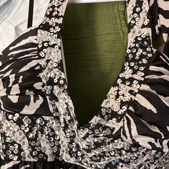 Laura Petite the brand and Medium size open back just half way. Brand new no tag - Picture 3 of 3